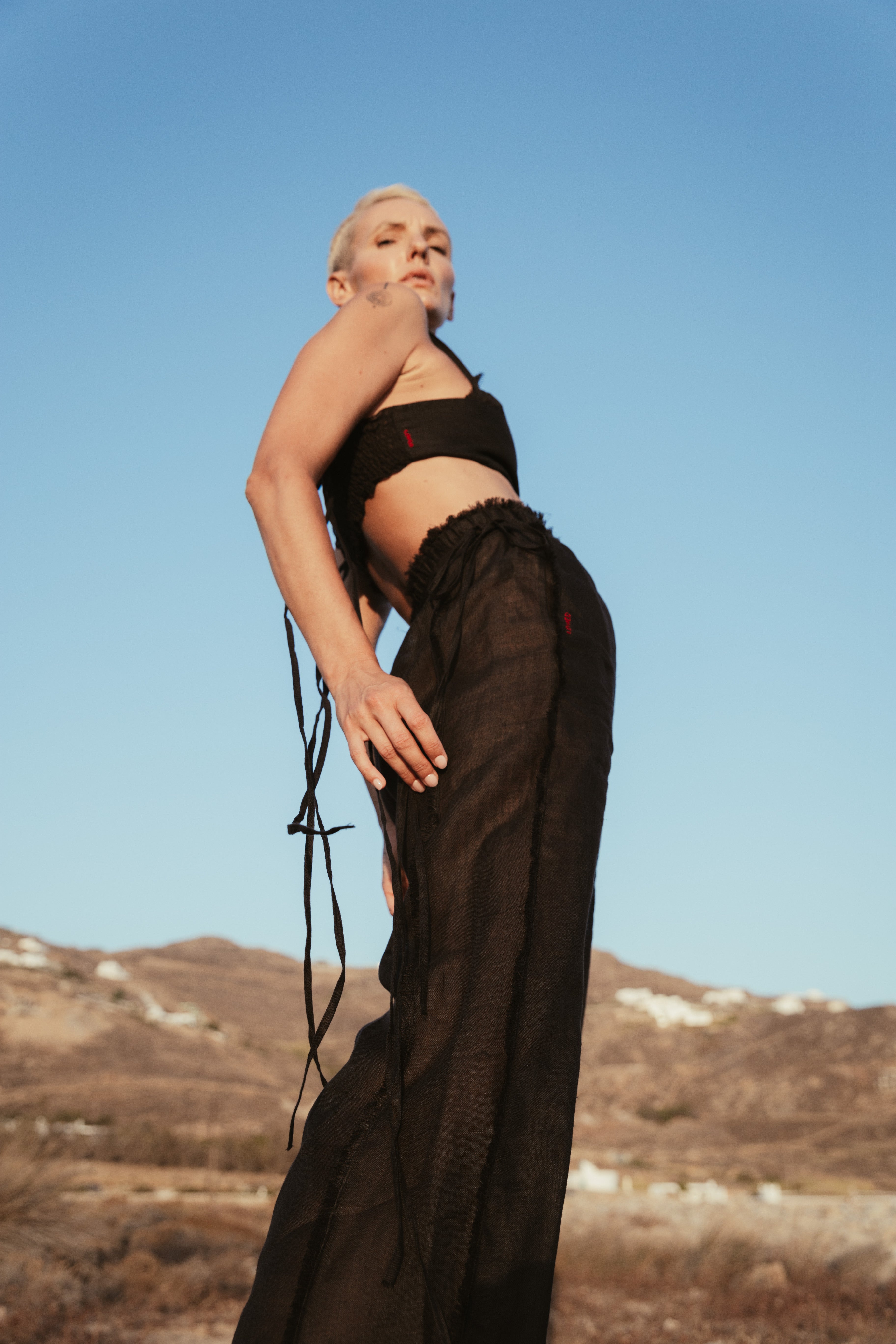 Long tie high-waist trousers